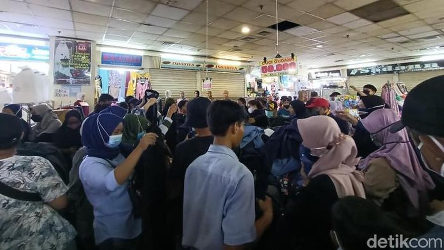 Suasana Pasar Tanah Abang pagi ini