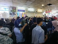Diserbu Konsumen, Begini Kerumunan Pasar Tanah Abang Pagi ini