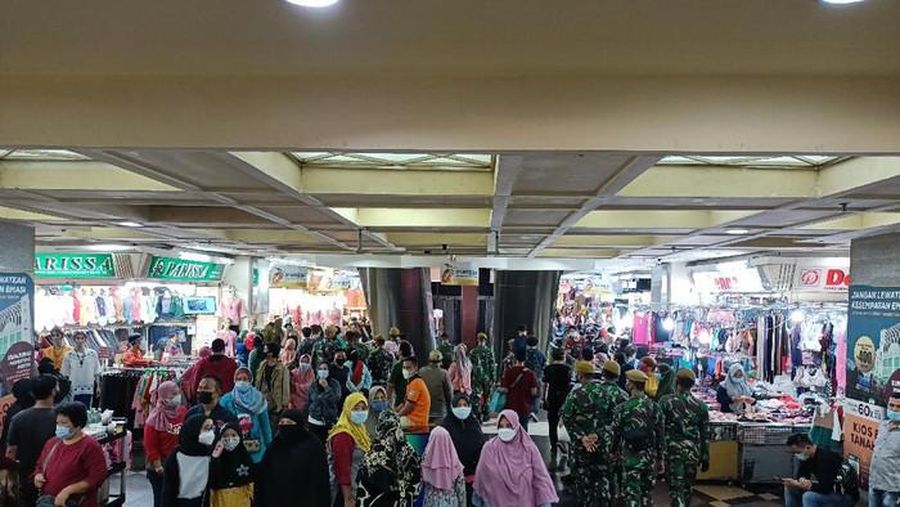 Suasana Pasar Tanah Abang, Minggu (2/5/2021).