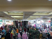 Prajurit TNI di Pasar Tanah Abang: Jangan Seperti di India!
