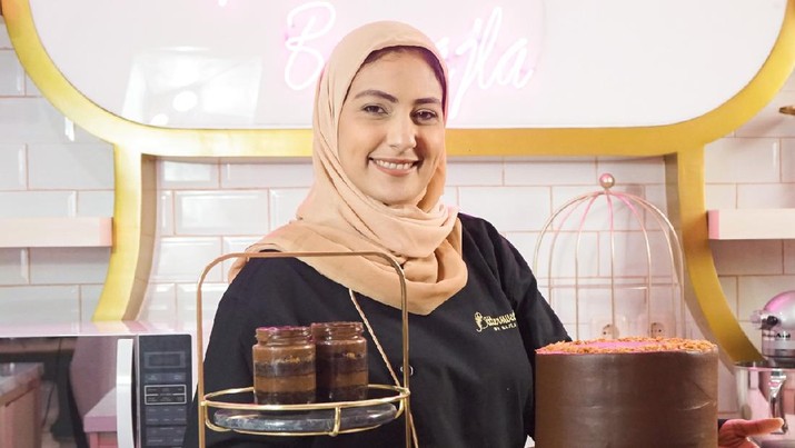 Memulai bisnis sejak tahun 2018, Najla Bisyir selama tiga tahun terakhir mengerahkan
strategi pemasaran tidak hanya secara offline, tetapi juga merambah ke cakupan yang lebih luas dengan berjualan secara online di Shopee Indonesia.