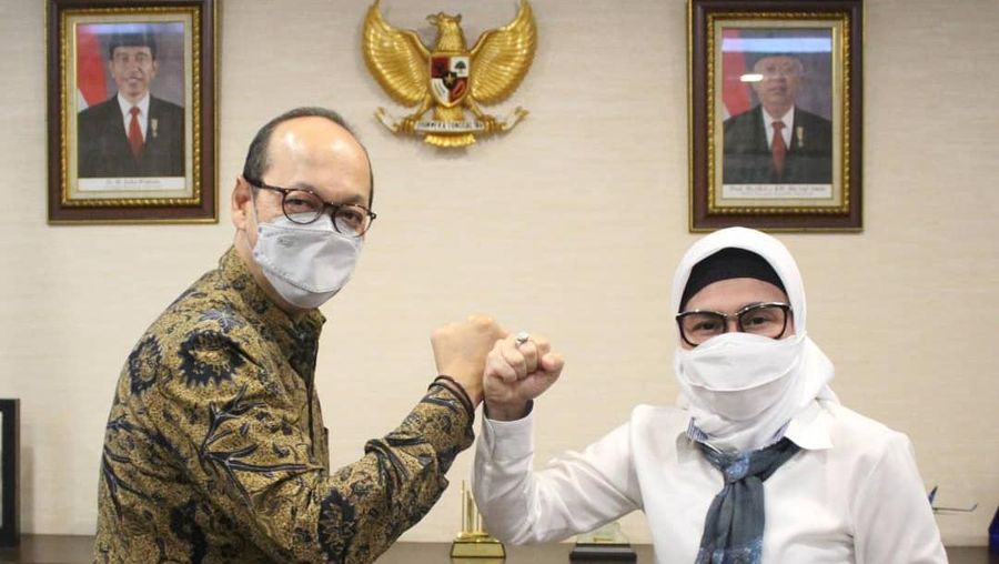 Direktur Utama Perinus Sigit Muhartono (kiri).