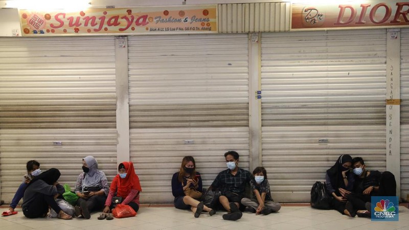 Suasana pengunjung di Pasar Tanah Abang, Minggu, 2/5. Pasar Tanah Abang, (CNBC Indonesia/Muhammmad Sabki)