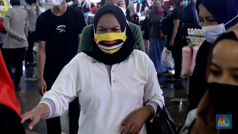 Suasana pengunjung di Pasar Tanah Abang, Minggu, 2/5. Pasar Tanah Abang, (CNBC Indonesia/Muhammmad Sabki)
