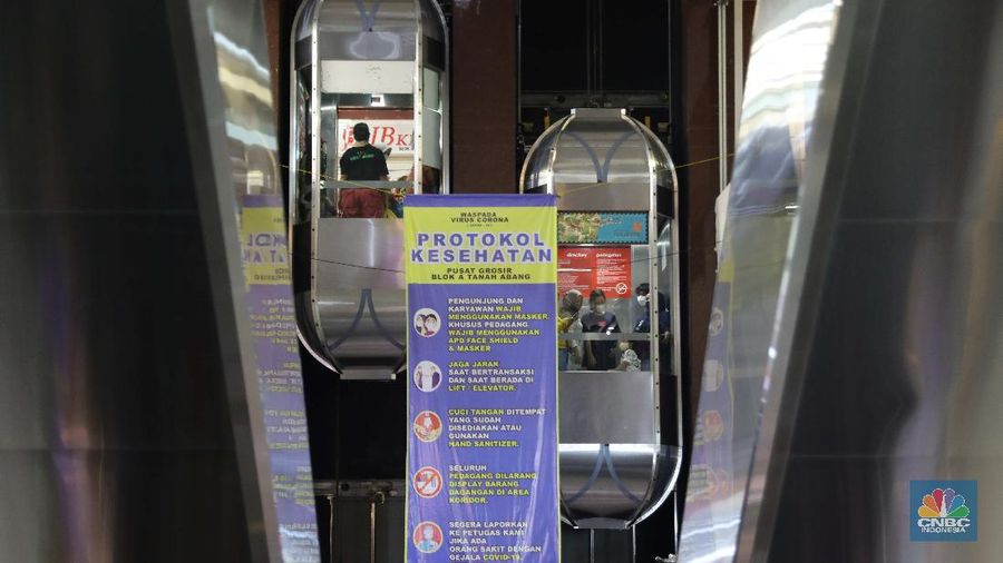 Suasana pengunjung di Pasar Tanah Abang, Minggu, 2/5. Pasar Tanah Abang, (CNBC Indonesia/Muhammmad Sabki)