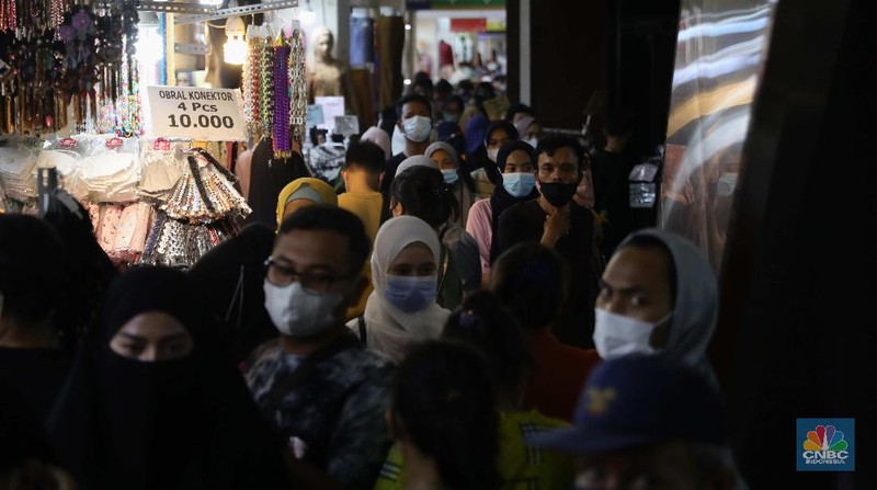 Suasana pengunjung di Pasar Tanah Abang, Minggu, 2/5. Pasar Tanah Abang, (CNBC Indonesia/Muhammmad Sabki)