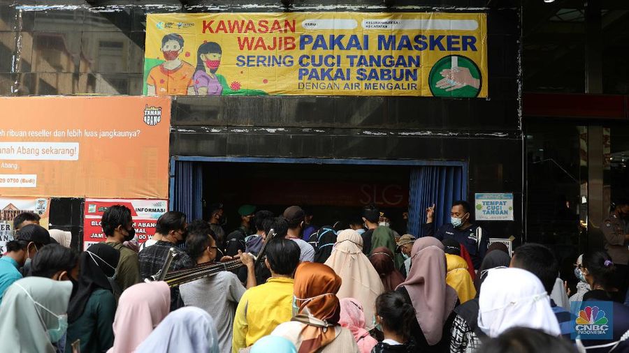 Suasana pengunjung di Pasar Tanah Abang, Minggu, 2/5. Pasar Tanah Abang, (CNBC Indonesia/Muhammmad Sabki)