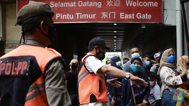 Suasana pengunjung di Pasar Tanah Abang, Minggu, 2/5. Pasar Tanah Abang, (CNBC Indonesia/Muhammmad Sabki)