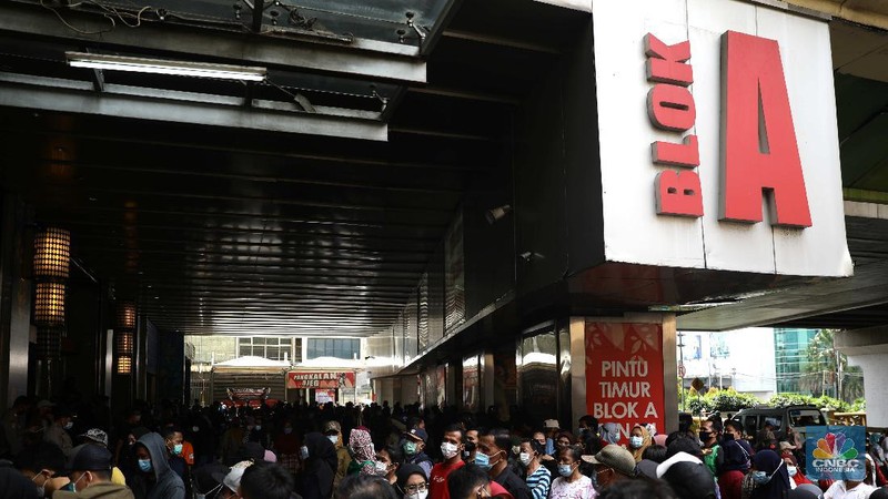 Suasana pengunjung di Pasar Tanah Abang, Minggu, 2/5. Pasar Tanah Abang, (CNBC Indonesia/Muhammmad Sabki)