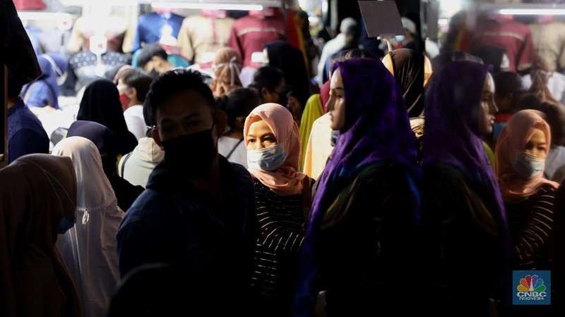 Suasana pengunjung di Pasar Tanah Abang, Minggu, 2/5. Pasar Tanah Abang, (CNBC Indonesia/Muhammmad Sabki)