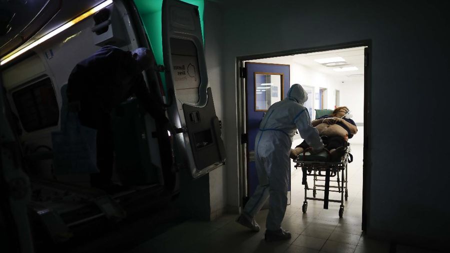 Kasus covid-19 di Argentina meningkat sejumlah rumah sakit penuh. (AP/Natacha Pisarenko)