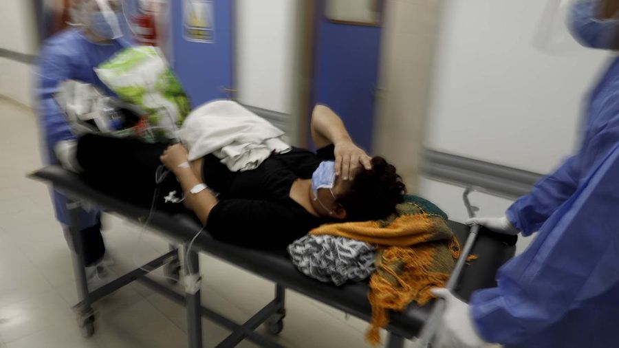 Kasus covid-19 di Argentina meningkat sejumlah rumah sakit penuh. (AP/Natacha Pisarenko)