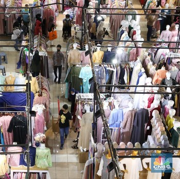 Penampakan Bapak-Ibu Berburu Baju Lebaran di Thamrin City