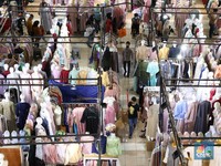 Penampakan Bapak-Ibu Berburu Baju Lebaran di Thamrin City