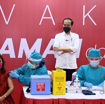 Gaya Jokowi-Anies-BGS Cek Vaksinasi Pedagang di Thamcit & GI