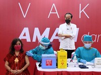 Gaya Jokowi-Anies-BGS Cek Vaksinasi Pedagang di Thamcit & GI