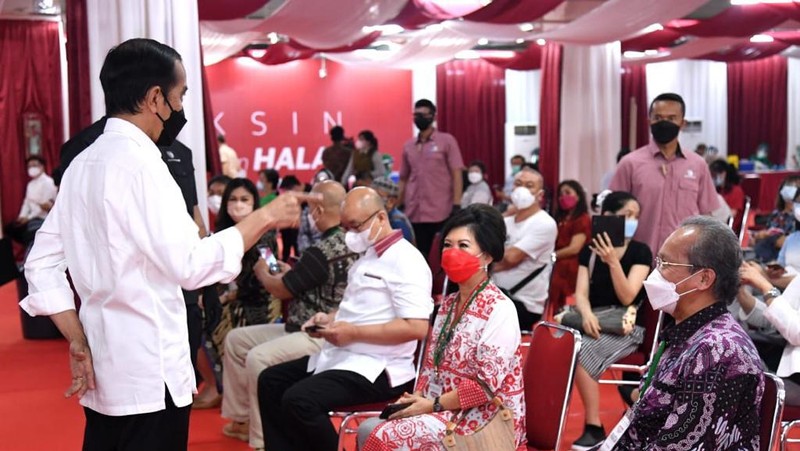 Presiden Jokowi meninjau vaksinasi Covid-19 pelaku usaha perdagangan, Thamrin City, (3/05/2021). (Dok: Biro Pers Sekretariat Presiden)