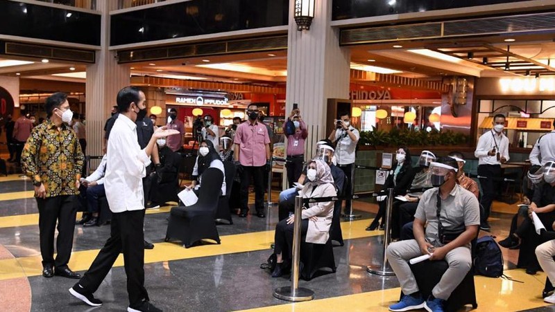 Presiden Jokowi meninjau vaksinasi Covid-19 pelaku usaha perdagangan, Thamrin City, (3/05/2021). (Dok: Biro Pers Sekretariat Presiden)