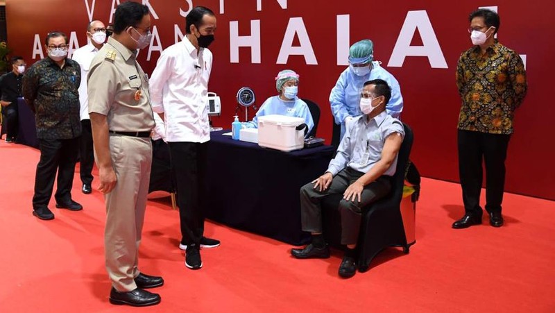Presiden Jokowi meninjau vaksinasi Covid-19 pelaku usaha perdagangan, Thamrin City, (3/05/2021). (Dok: Biro Pers Sekretariat Presiden)
