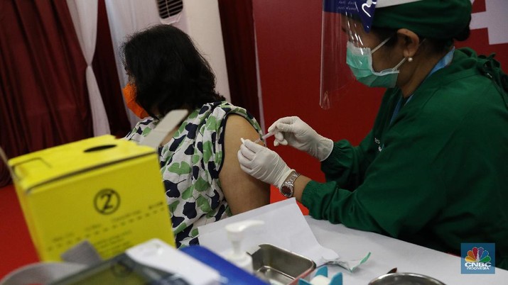 Vaksinasi pelaku usaha di Thamrin City. (CNBC Indonesia/Andrean Kristianto)
