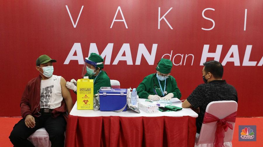 Vaksinasi pelaku usaha di Thamrin City. (CNBC Indonesia/Andrean Kristianto)