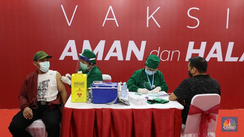 Vaksinasi pelaku usaha di Thamrin City. (CNBC Indonesia/Andrean Kristianto)