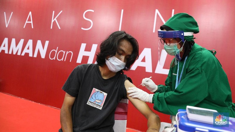 Vaksinasi pelaku usaha di Thamrin City. (CNBC Indonesia/Andrean Kristianto)