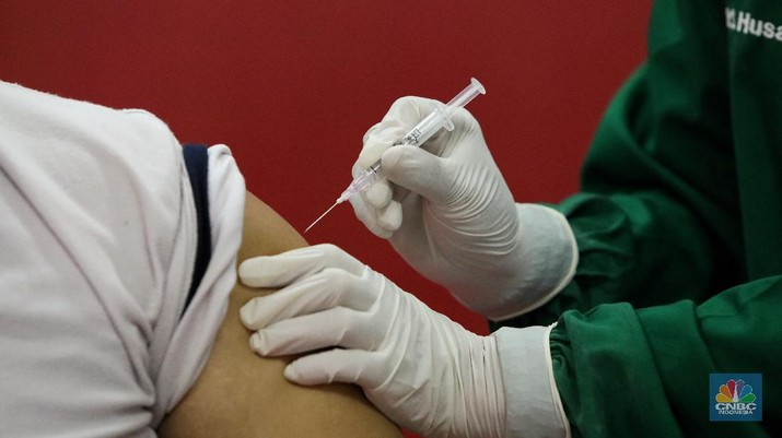 Vaksinasi pelaku usaha di Thamrin City. (CNBC Indonesia/Andrean Kristianto)
