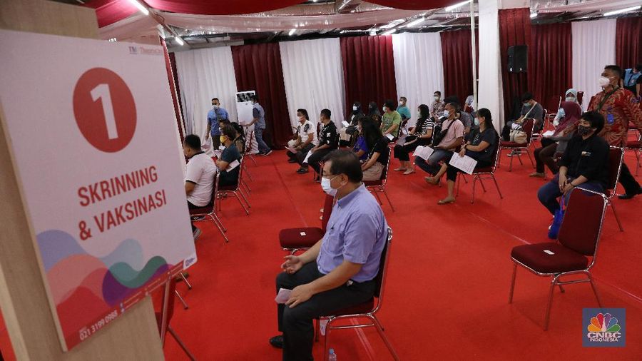Vaksinasi pelaku usaha di Thamrin City. (CNBC Indonesia/Andrean Kristianto)