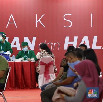 Intip Momen Pedagang Thamrin City Disuntik Vaksin Covid-19