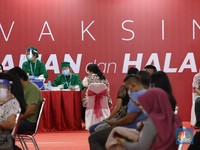 Intip Momen Pedagang Thamrin City Disuntik Vaksin Covid-19