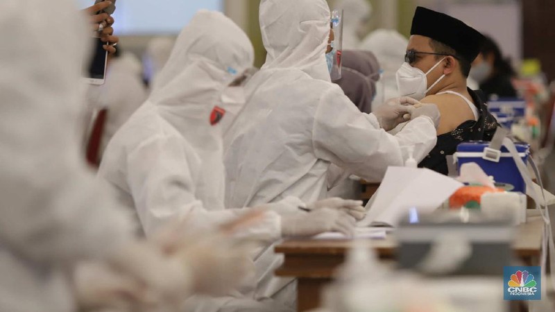 Buruh Suntik Vaksin COVID-19 di Kemnaker. (CNBC Indonesia/Muhammad Sabki)