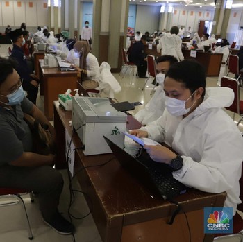 Penampakan Ribuan Buruh Divaksinasi Covid-19 di Kemenaker