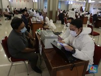 Penampakan Ribuan Buruh Divaksinasi Covid-19 di Kemenaker