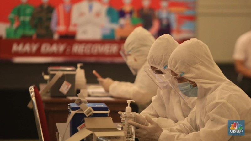 Buruh Suntik Vaksin COVID-19 di Kemnaker. (CNBC Indonesia/Muhammad Sabki)