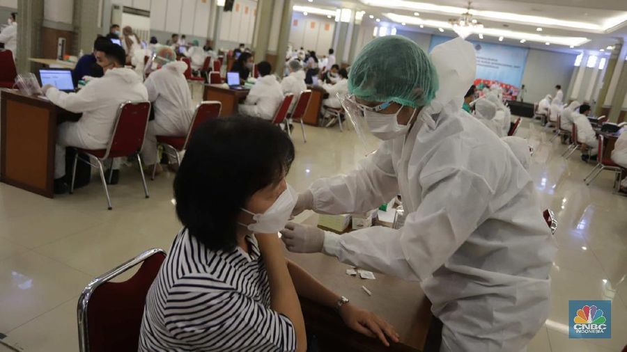 Buruh Suntik Vaksin COVID-19 di Kemnaker. (CNBC Indonesia/Muhammad Sabki)