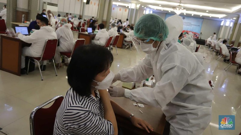Buruh Suntik Vaksin COVID-19 di Kemnaker. (CNBC Indonesia/Muhammad Sabki)