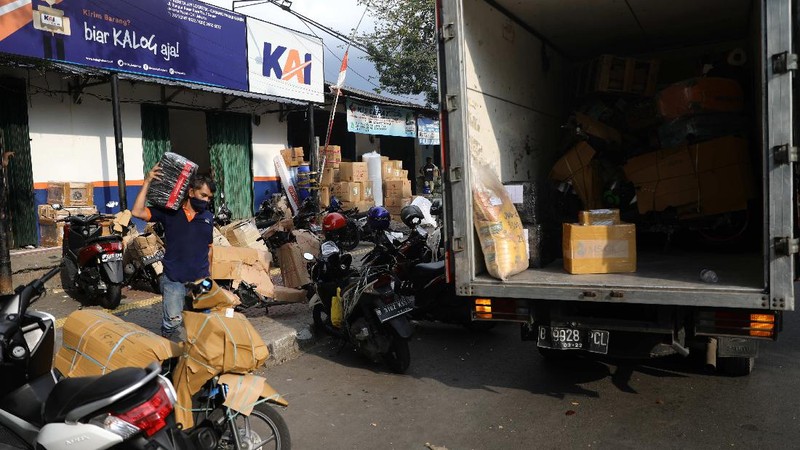 Jasa pengiriman barang angkutan Kereta Api logistik di Senen. (CNBC Indonesia/Muhammad Sabki)