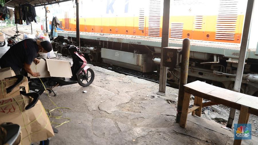 Jasa pengiriman barang angkutan Kereta Api logistik di Senen. (CNBC Indonesia/Muhammad Sabki)
