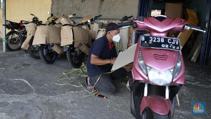 Jasa pengiriman barang angkutan Kereta Api logistik di Senen. (CNBC Indonesia/Muhammad Sabki)