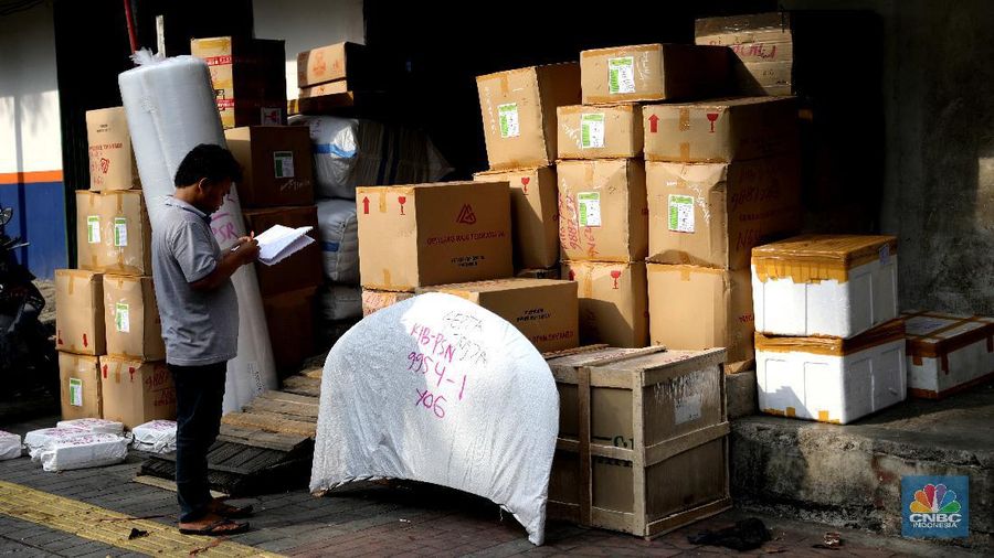 Jasa pengiriman barang angkutan Kereta Api logistik di Senen. (CNBC Indonesia/Muhammad Sabki)
