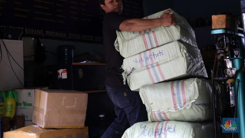 Jasa pengiriman barang angkutan Kereta Api logistik di Senen. (CNBC Indonesia/Muhammad Sabki)