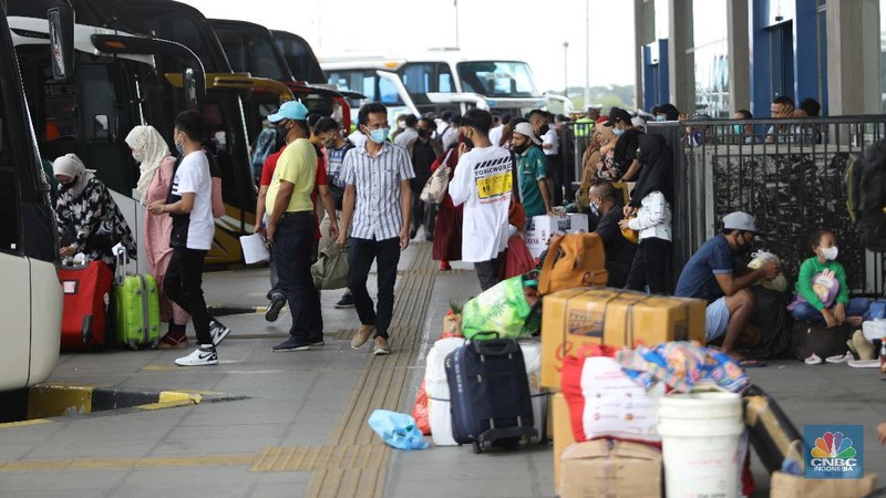 Penempelan stiker di Terminal bus  Pulogebang. (CNBC Indonesia/Muhammaad Sabki)