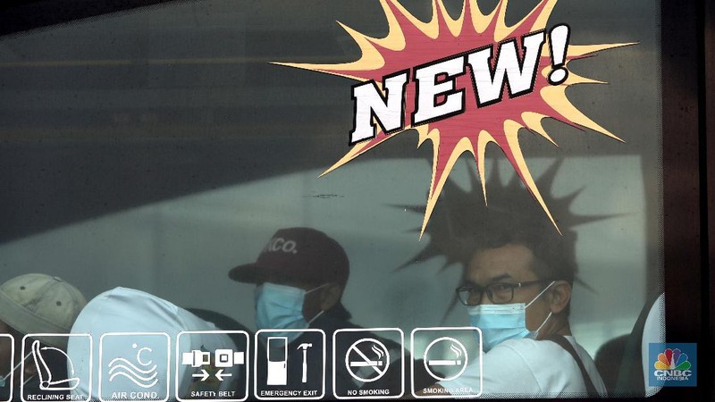 Penempelan stiker di Terminal bus  Pulogebang. (CNBC Indonesia/Muhammaad Sabki)