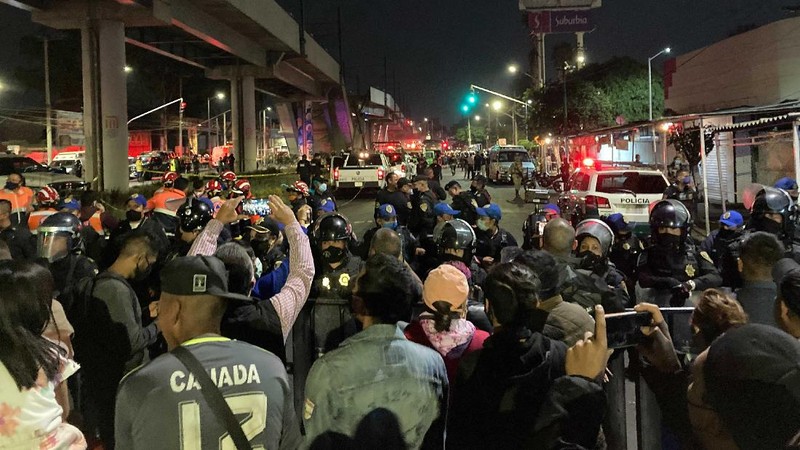 Rel layang tempat kereta melintas di ibu kota Meksiko ambruk dan menimpa ruas jalan di bawahnya pada Senin (3/5/2021) malam. (AP/Marco Ugarte)