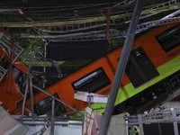 Timpa Kendaraan, Potret Rel Kereta Layang Ambruk di Meksiko