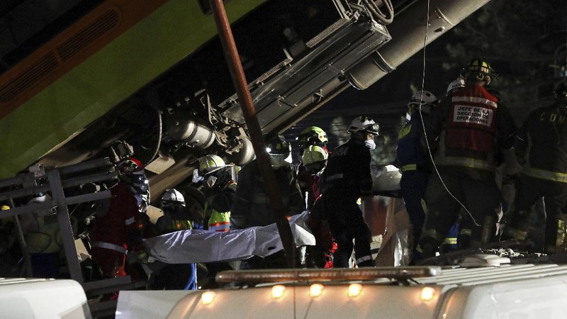Rel layang tempat kereta melintas di ibu kota Meksiko ambruk dan menimpa ruas jalan di bawahnya pada Senin (3/5/2021) malam. (AP/Marco Ugarte)
