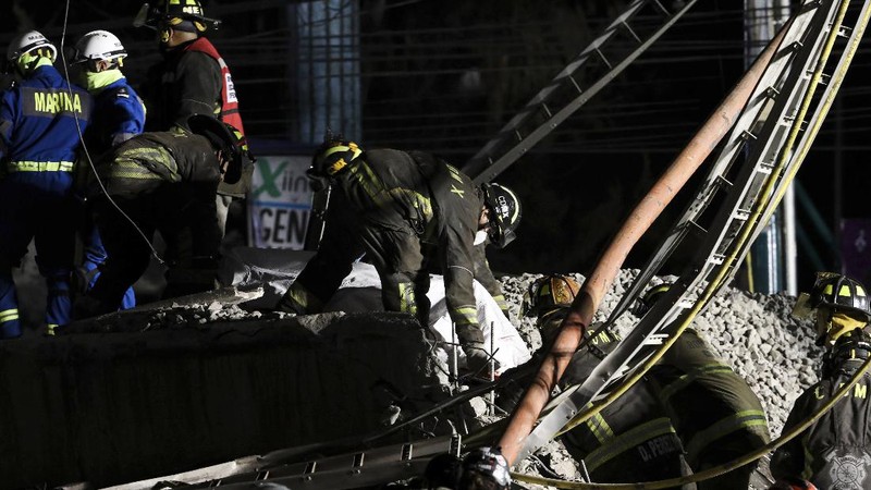 Rel layang tempat kereta melintas di ibu kota Meksiko ambruk dan menimpa ruas jalan di bawahnya pada Senin (3/5/2021) malam. (AP/Marco Ugarte)