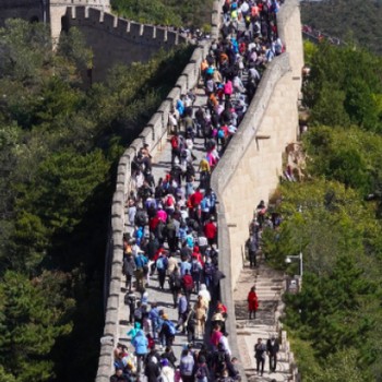 Potret China Kini: Goodbye Corona, Warga Wisata Happy