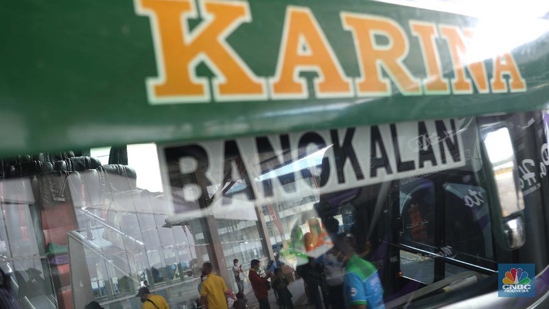 Penempelan stiker di Terminal bus  Pulogebang. (CNBC Indonesia/Muhammaad Sabki)